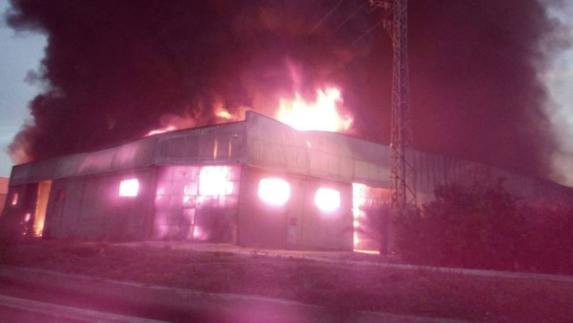 El humo de una fábrica de plásticos en llamas confina a los niños de un colegio cercano en Benimuslem