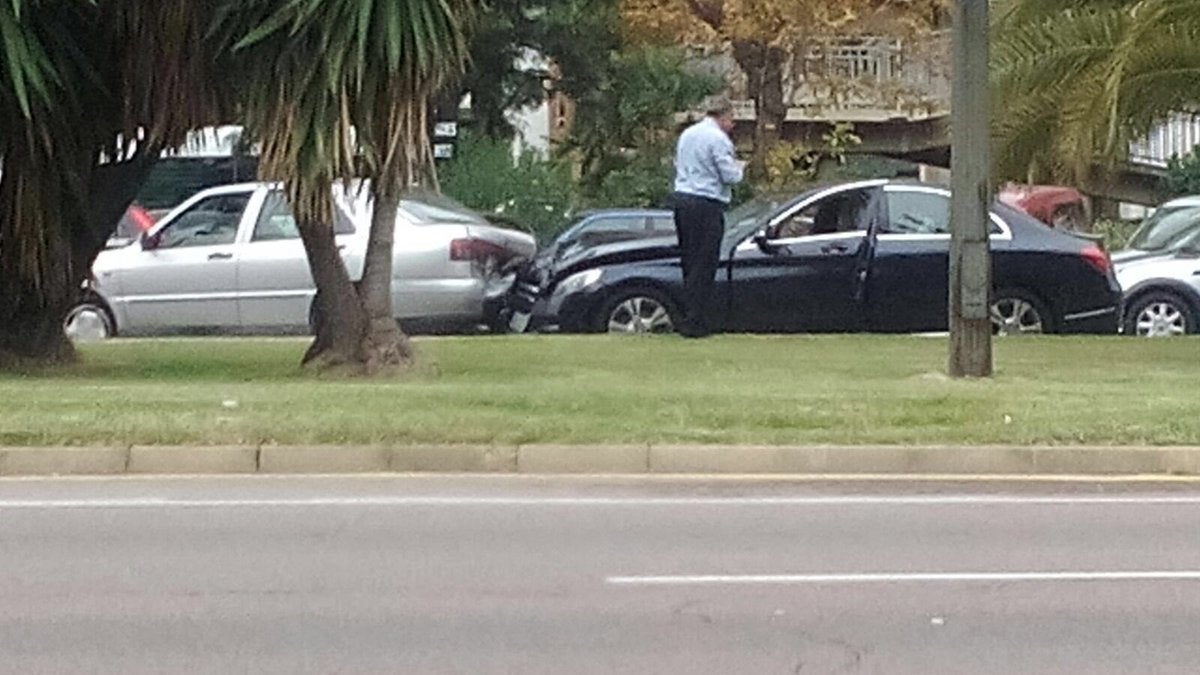 Un accidente múltiple bloquea la salida de Valencia por la avenida del Cid