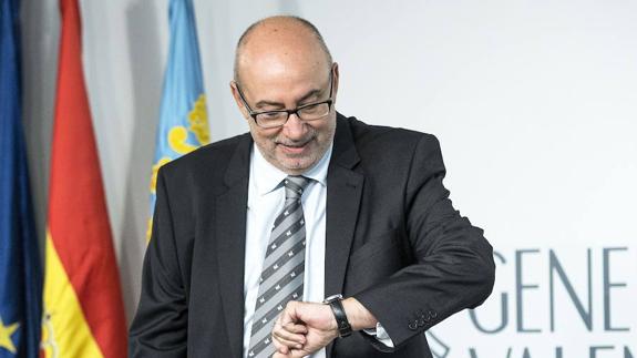 El conseller de Transparencia, Manuel Alcaraz, se rompe un brazo por un resbalón