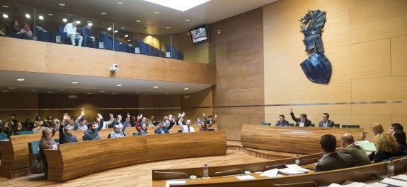 Compromís, EU y Podemos evitan condenar el ataque a guardias civiles en Navarra