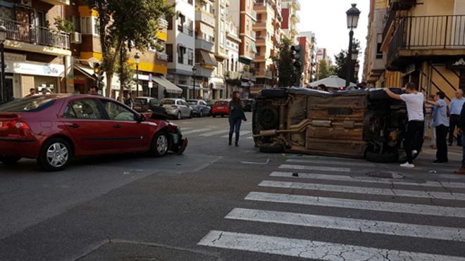 Cuatro heridos tras volcar un coche en la calle Reina