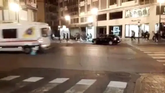 Carreras en la calle Colón de Valencia por una broma de payasos diabólicos