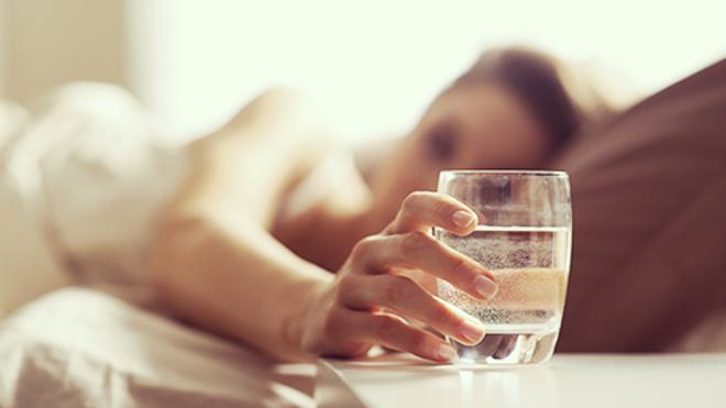 Por qué no deberías beber el agua que dejaste ayer al lado de la cama