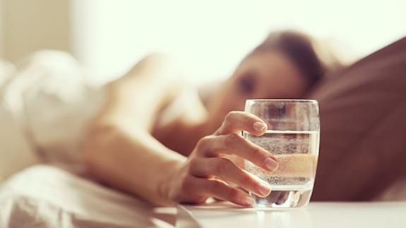 Por qué no deberías beber el agua que dejaste ayer al lado de la cama