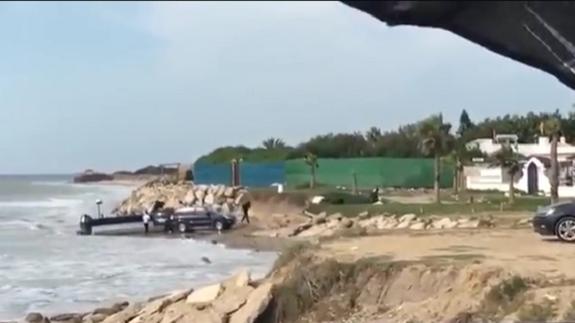 Descargan fardos de hachís a plena luz del día y delante de una terraza en una playa