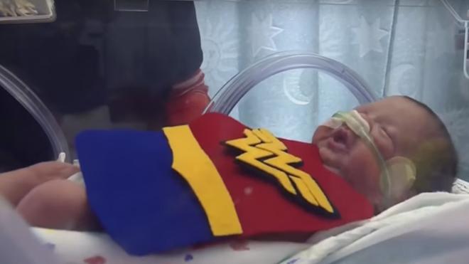 Un hospital viste de superhéroes a los prematuros