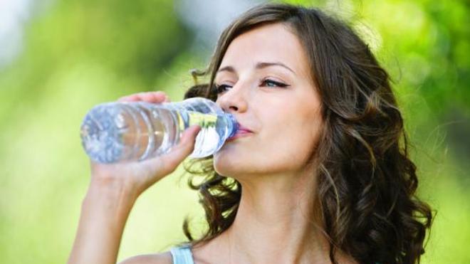 Cómo el agua puede ayudarte a bajar de peso