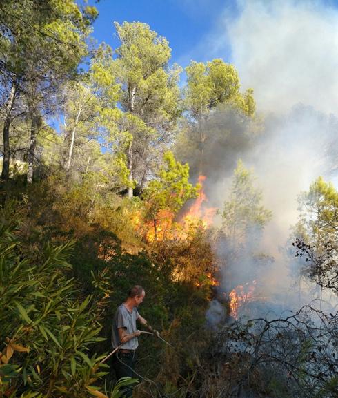 Incendio forestal en una urbanización de Alcalalí