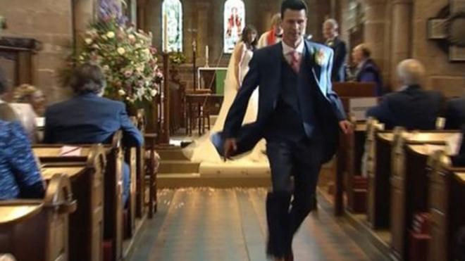 Acompaña a su novia al altar y sale corriendo por un espectacular motivo