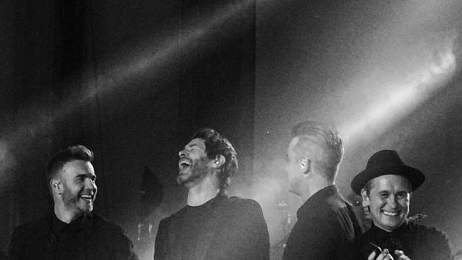 Robbie Williams vuelve a cantar con su antigua banda 'Take That'