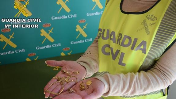 Cuatro detenidos por 15 robos con fuerza en viviendas de Serra a plena luz del día