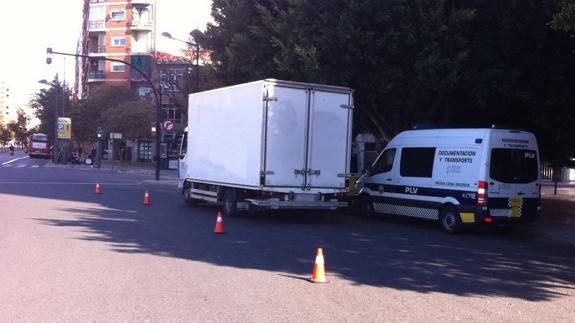 Detenido un conductor en Valencia sin autorización y superando la tasa de alcoholemia