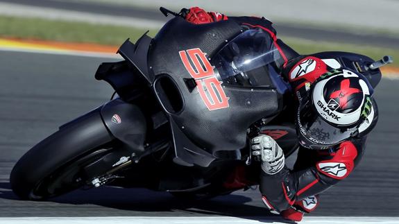 Lorenzo madruga para estrenar su Ducati
