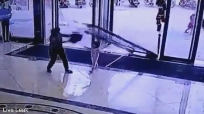 Una puerta de cristal aplasta a una niña de tres años