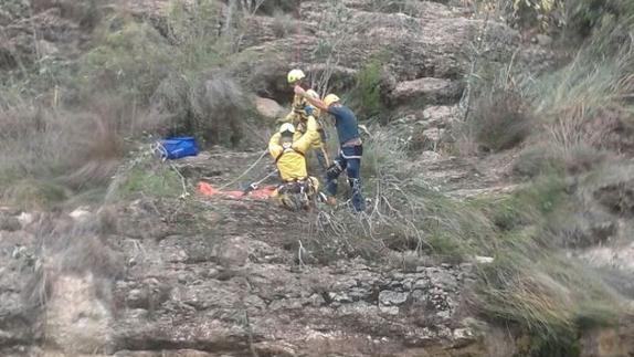 Arriesgado rescate de una montañera en Quesa