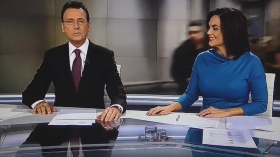 Matías Prats y Mónica Carrillo se apuntan al 'reto del maniquí' en directo