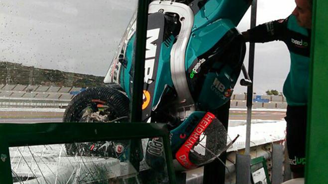 Una Moto2, incrustada en la caseta de los comisarios en el circuito de Cheste