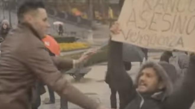 Un activista golpeado brutalmente por llevar un cartel de «Franco asesino»