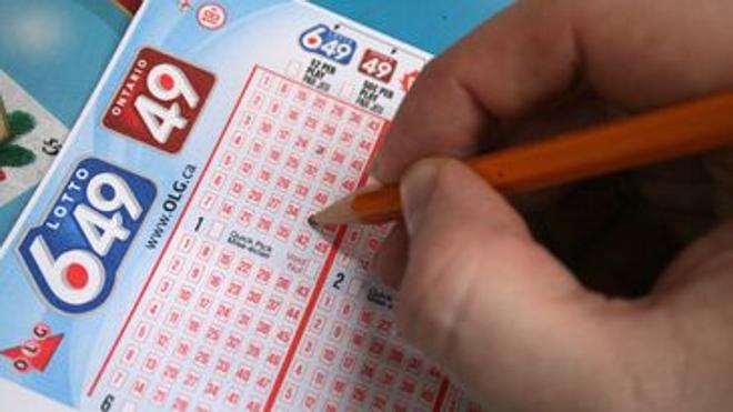 Gana 17 millones en la lotería pero vuelve al trabajo para completar un curso de formación
