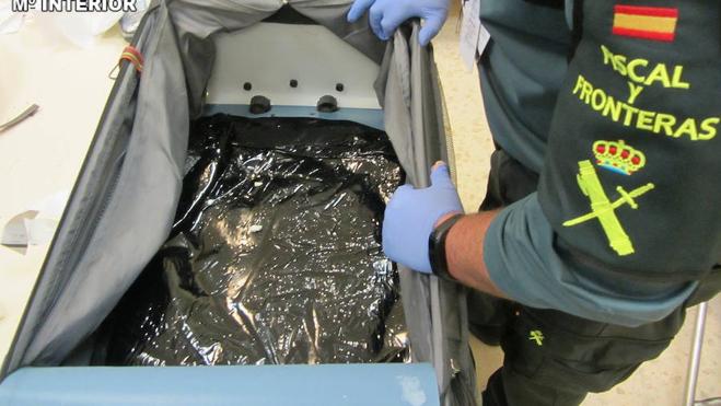 La Guardia Civil incauta en dos intervenciones mas de 3 kilos de cocaína y 930 cajetillas de tabaco oculta en una maleta en el aeropuerto de Manises