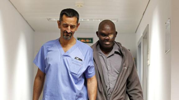 Pedro Cavadas extirpa un tumor gigante en la cara a un hombre