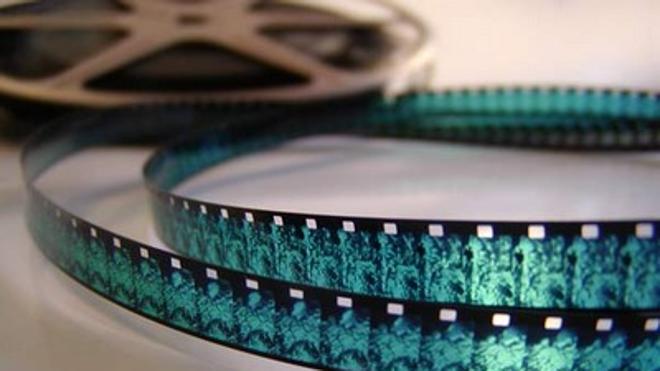 Por qué se llama 'tráilers' a los adelantos de las películas