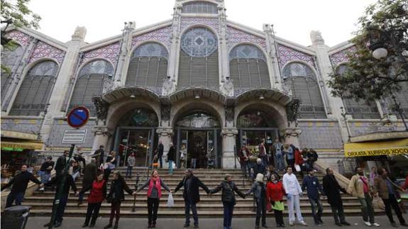Vendedores y clientes abrazan al Mercado Central para protestar por la política de movilidad del Ayuntamiento