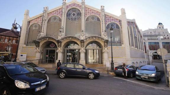 El Ayuntamiento instalará las nuevas señales de aparcamiento en el Mercado Central reclamadas por los vendedores