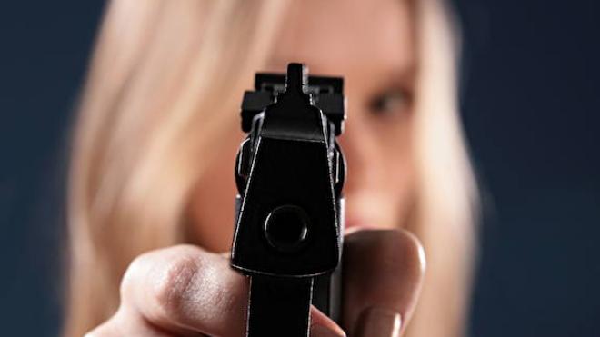 Solución | ¿Por qué da las gracias al hombre que le apunta con una pistola?