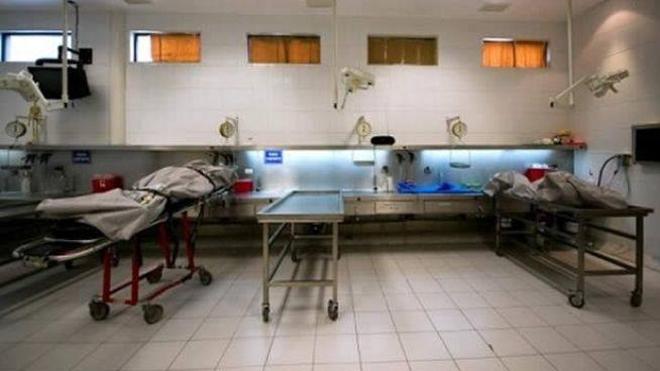 Lo declaran muerto tras una borrachera y se despierta en la morgue pidiendo una manta