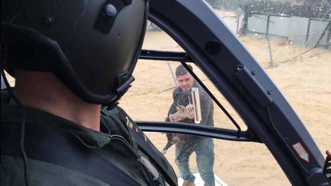 El rescate en helicóptero de un hombre y su perro