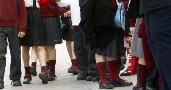 Una familia demanda a Educación por separar a sus mellizas en colegios distintos