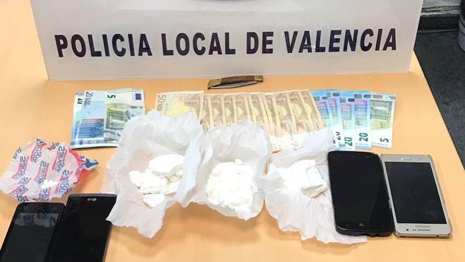 Arroja tres bolsas de cocaína al Jardín Botánico tras ver a la Policía