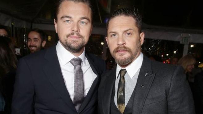 Tom Hardy se tatúa al perder una apuesta con DiCaprio