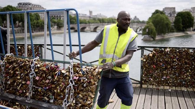París venderá los «candados del amor» que quitó de sus puentes