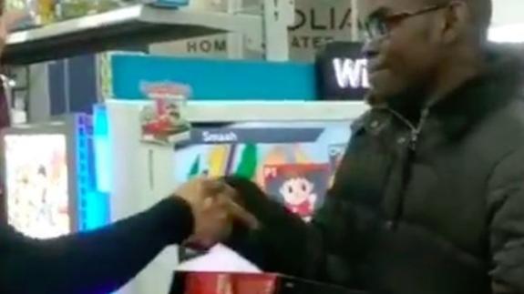 Los empleados de una tienda logran la sonrisa de un chico con este generoso gesto
