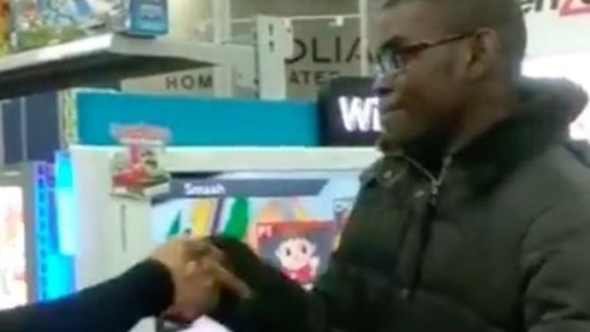 Los empleados de una tienda logran la sonrisa de un chico con este generoso gesto