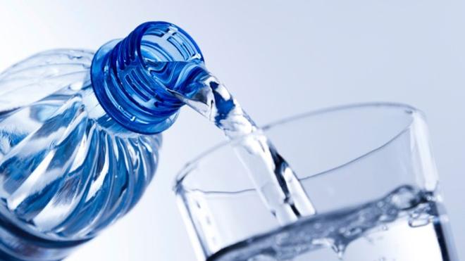 Señales que te avisan de que necesitas beber más agua