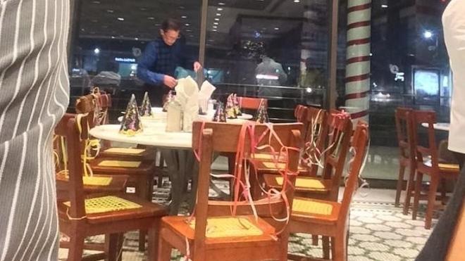 Sus familiares le dejaron plantado en su cumpleaños pero unos desconocidos lo celebraron con él