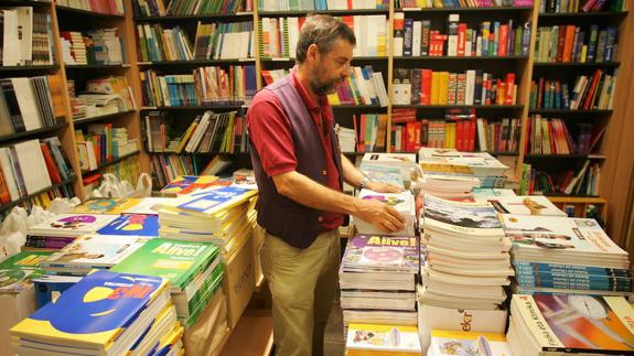 La Conselleria de Educación sólo gasta la mitad del dinero para ayudas de libros