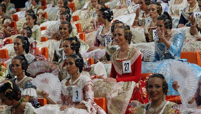 El Consell cree discriminatorio imponer a las falleras la vestimenta y cómo comportarse