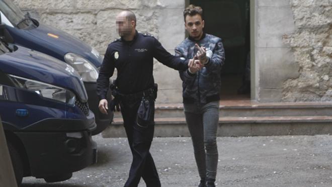 La jueza condena a dos años de cárcel al joven grabado cuando agredía a su pareja en Alicante