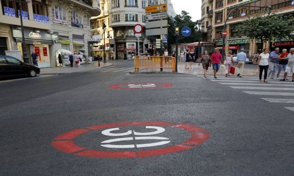 La policía impone cerca de un millar de multas en las calles de 30 por hora en Valencia