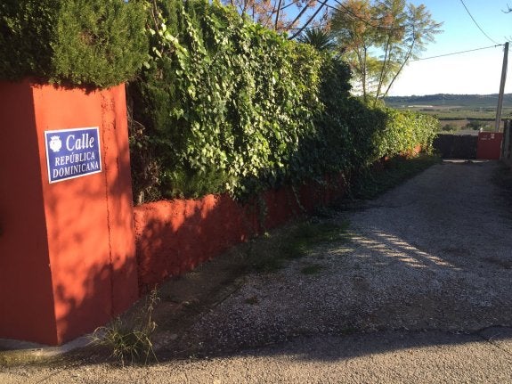 Un presunto narcotraficante dispara a los policías que asaltaron su chalé en Godelleta