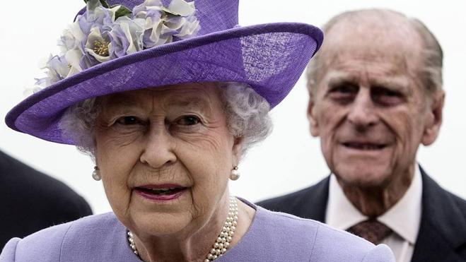 Isabel II y su marido, sin salir por un resfriado