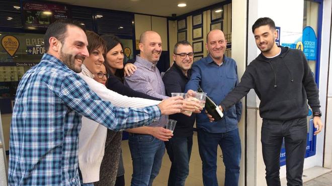Quinto premio de la Lotería de Navidad 2016: El 22259 reparte 174.000 euros en Gandia, Dénia, Manises, Alaquàs, Benetússer, l'Alcúdia, Bigastro, Alicante, Hondón de los Frailes y Benidorm