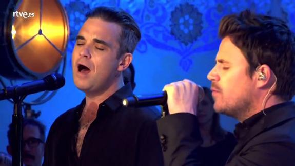 Dúo entre Dani Martín y Robbie Williams cantando 'Feel' en el especial de Nochebuena