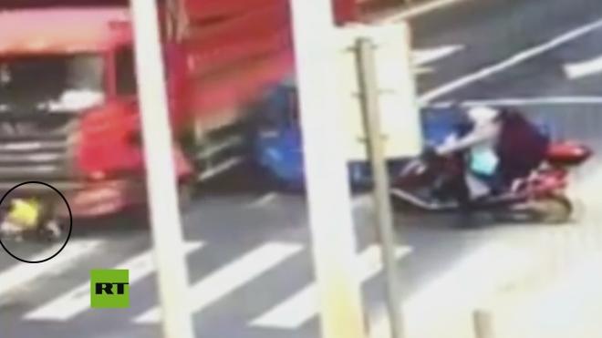 Un niño logra sobrevivir tras ser atropellado por un camión