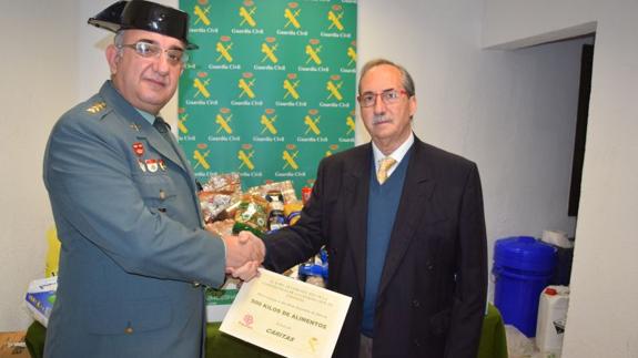 La Guardia Civil de Valencia entrega 500 kilos de alimentos a Cáritas