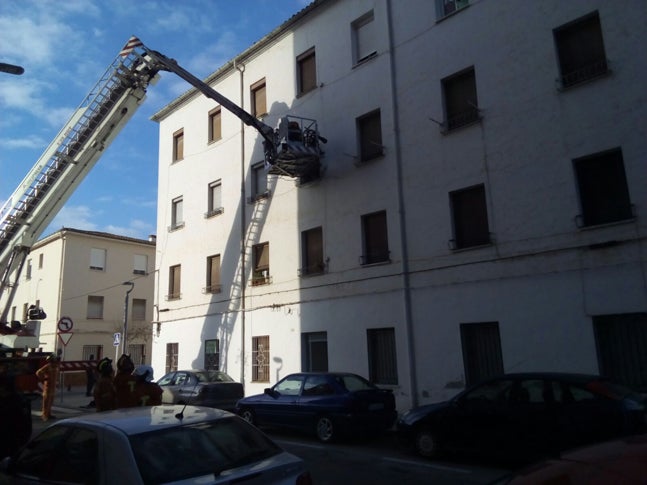 Dos personas atendidas tras derrumbarse un falso techo de un edificio en Gandia
